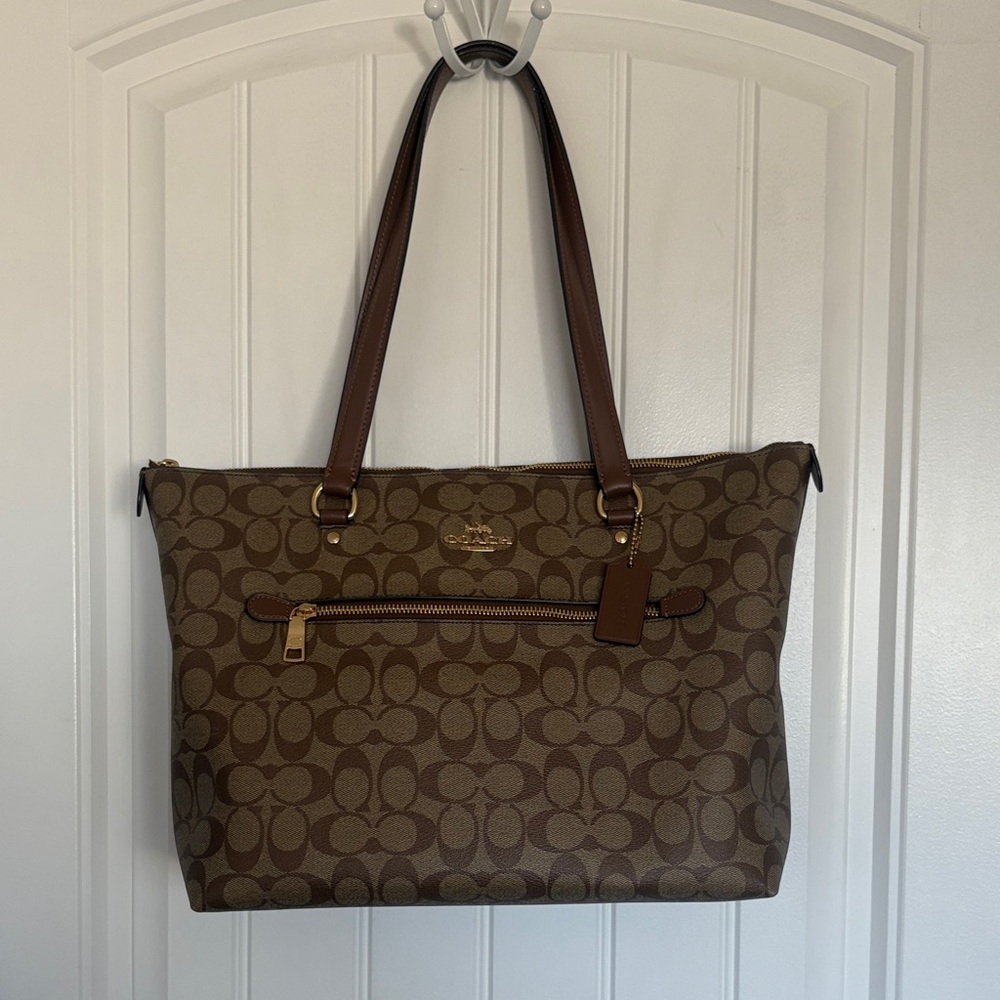COACH Gallery Tote Tan signature design Excellent condition